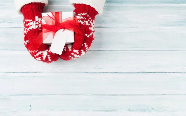 Manos femeninas sosteniendo regalo —  Fotos de Stock