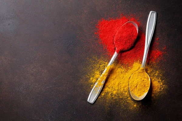 Kaşıklar üzerinde çeşitli baharatlar