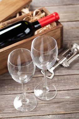 kırmızı şarap şişesi ve gözlük