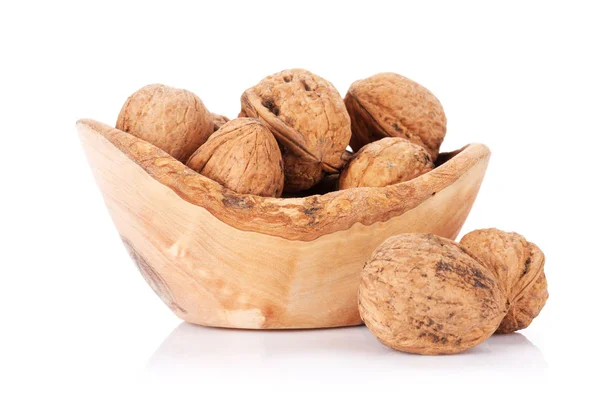 Орехи грецкого ореха в деревянной чаше — стоковое фото