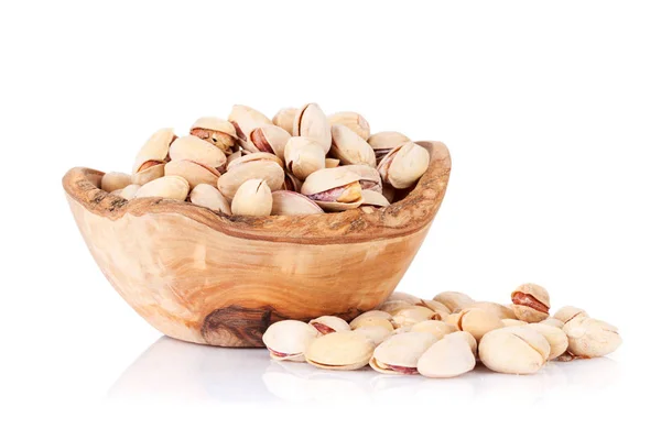 Фисташковые орехи в деревянной чаше — стоковое фото