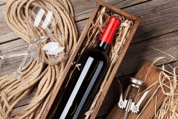 Botella de vino tinto y vasos —  Fotos de Stock