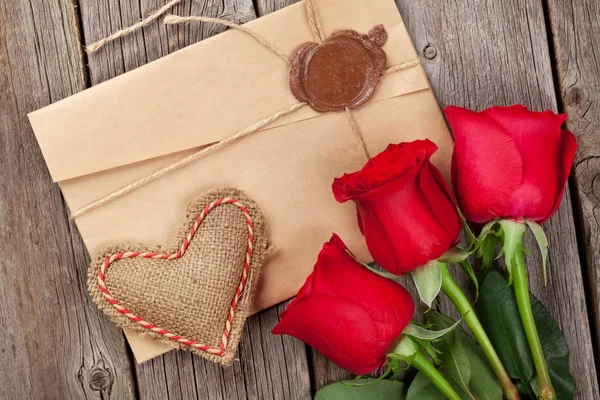 Aşk mektubu, kırmızı gül ve kalp — Stok fotoğraf