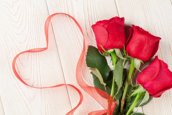 Röda rosor och alla hjärtans dag hjärtat — Stockfoto