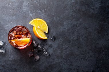 Negroni portakal dilimleri ile kokteyl