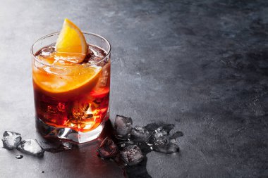 Negroni portakal dilimleri ile kokteyl