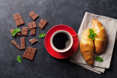 Çikolata, kruvasan ve kahve