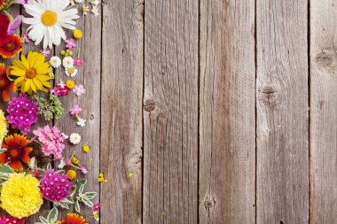 Ahşap arkaplanda çiçekler