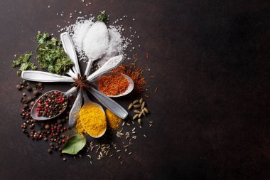 Çeşitli baharatlar kaşık