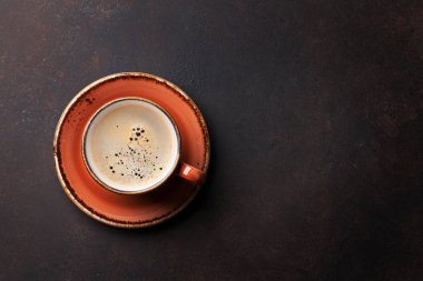 Turuncu kahve fincanı masada