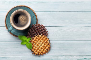 Kahve ve waffle masada