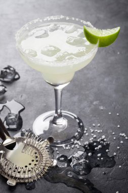 Margarita kokteyl limon dilimi ile