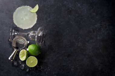 Margarita kokteyl limon dilimleri ile