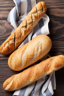 Havlu üzerinde taze ekmek