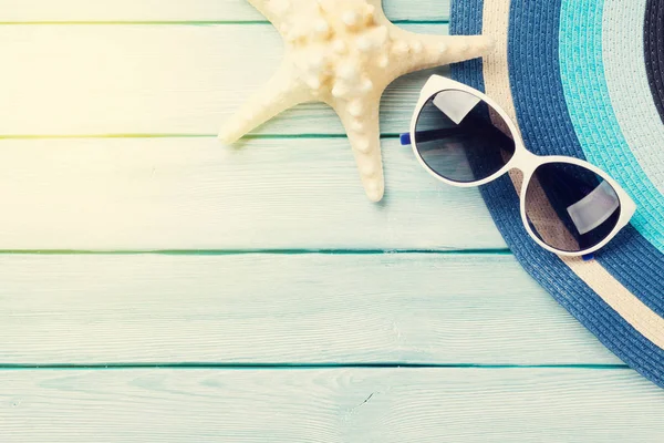 Sombrero, gafas de sol y estrellas de mar —  Fotos de Stock