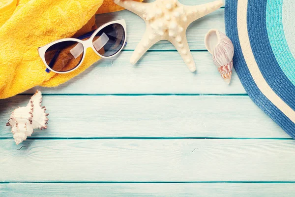 Sombrero de sol, gafas de sol y estrellas de mar —  Fotos de Stock