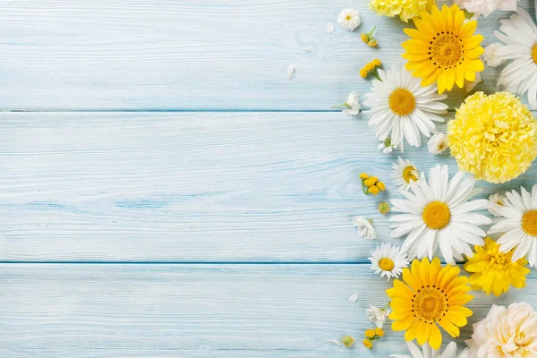 Blumen auf Holzgrund — Stockfoto