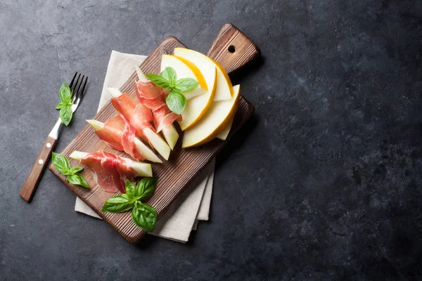 Melone mit Schinken und Basilikum — Stockfoto