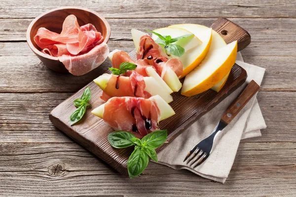 Verse meloen met prosciutto en basilicum — Stockfoto