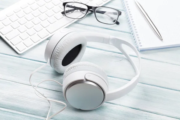 Headphones, notepad and pc — Stock Photo, Image