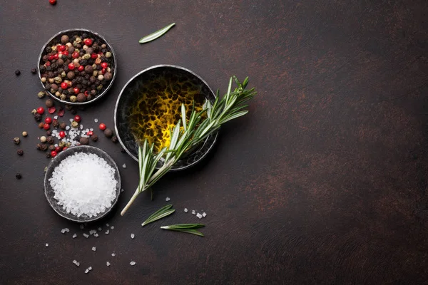 Kooktafel met kruiden en specerijen — Stockfoto