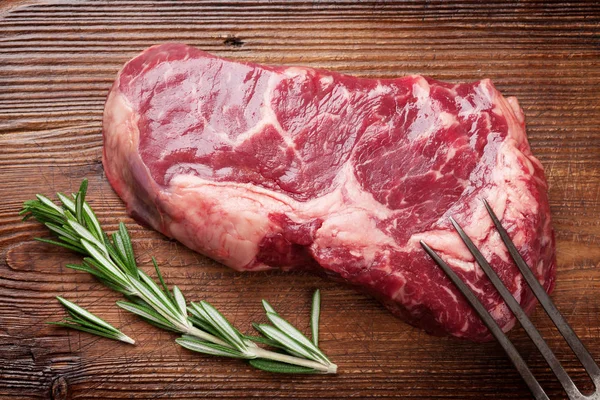 Ribeye syrové hovězí steak vaření — Stock fotografie