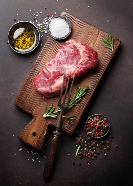 Cozinhar bife de carne crua ribeye — Fotografia de Stock