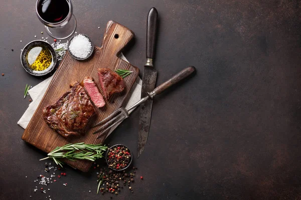 Marha steak, bor, gyógynövények és fűszerek — Stock Fotó