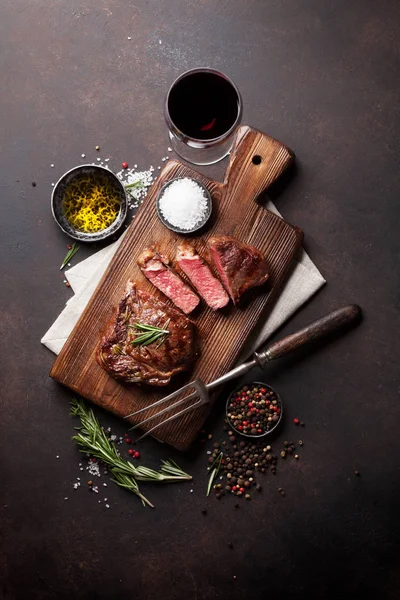 Steak de boeuf avec vin, herbes et épices — Photo