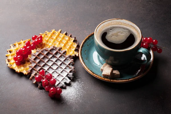 Café e waffles com bagas — Fotografia de Stock