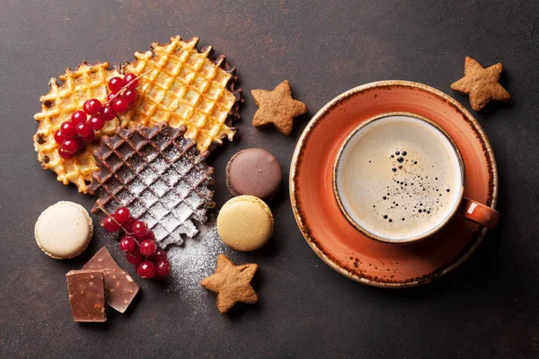 Caffè con cialde e dolci — Foto Stock