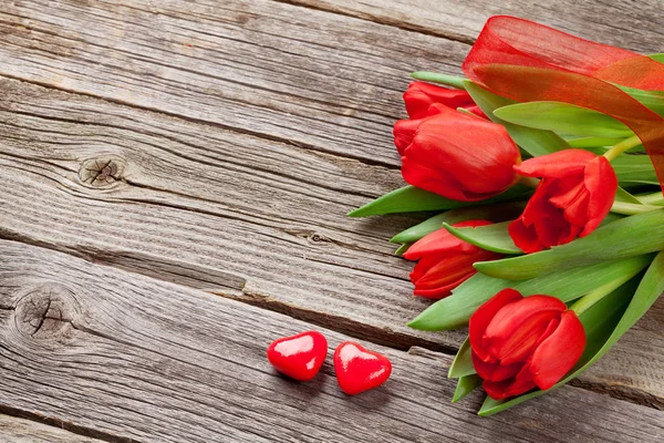 Tulipanes rojos y corazones dulces —  Fotos de Stock