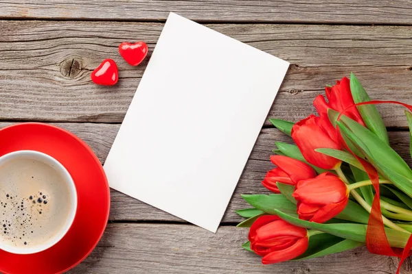 Tulipanes rojos, tarjetas de felicitación y corazones de caramelo — Foto de Stock