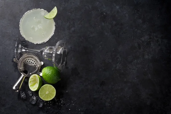 Margarita cocktail with lime slices — Stock Photo, Image