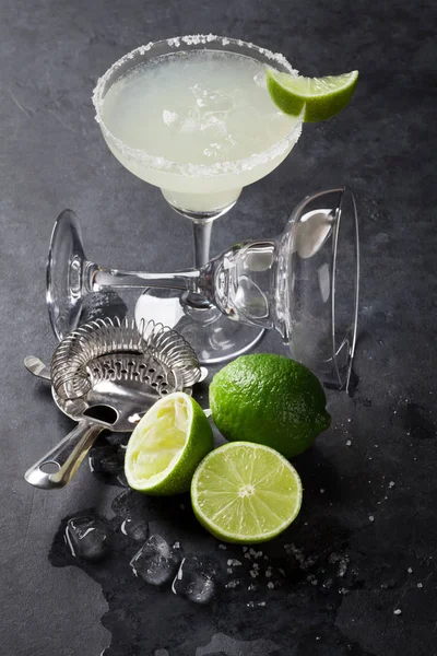 Margarita-Cocktail mit Limettenscheiben — Stockfoto