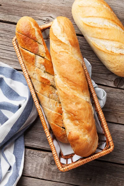 Färskt bröd i korg — Stockfoto
