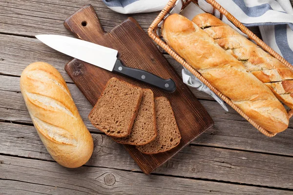 Färskt bröd limpor — Stockfoto