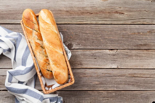 Pão fresco em cesto — Fotografia de Stock