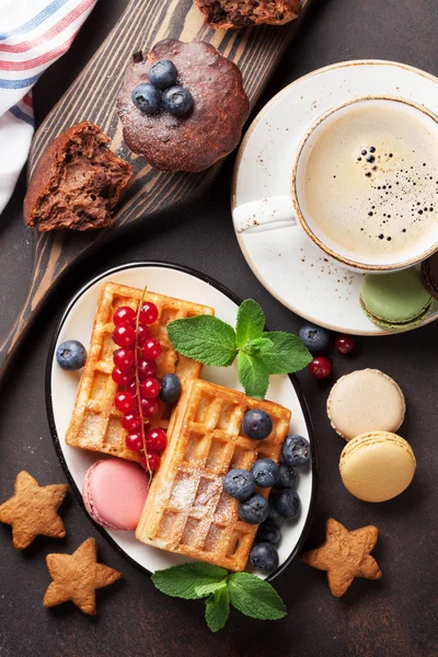 Caffè con cialde e dolci — Foto Stock