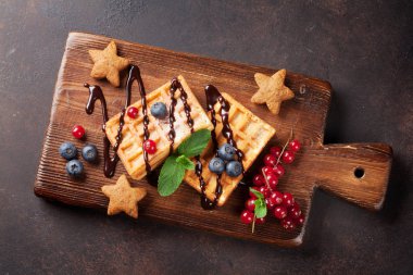 Waffle ve Karpuzu kesme tahtası üzerinde