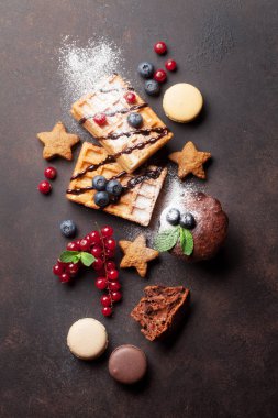 Waffle, şeker ve çilek