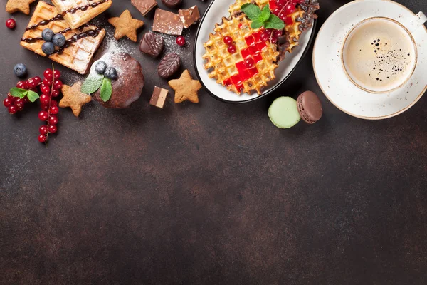 Caffè con cialde e dolci — Foto Stock