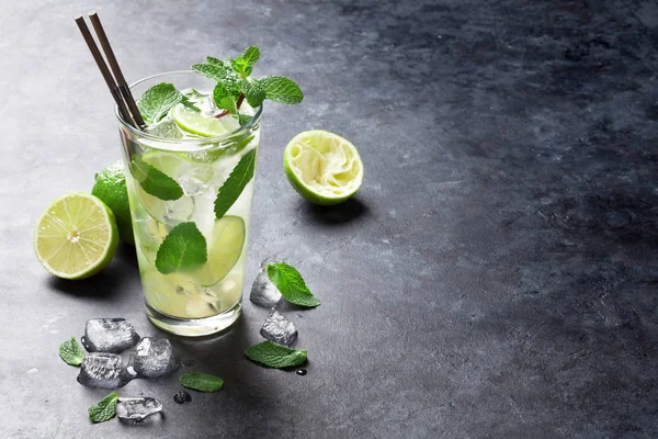 Mojito-Cocktail auf Steintisch — Stockfoto