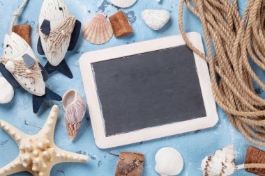 Deniz kabuklarını, ip ve yazı tahtası 