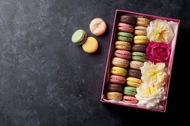Renkli macaroons ve çiçekler