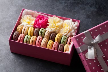 Renkli macaroons ve çiçekler