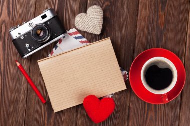 Oyuncak Kalpler, fotoğraf makinesi, kahve ve not defteri