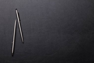 Kalem ve kurşun kalem ile Danışma