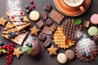 Kahve, şeker ve waffle çilek ile