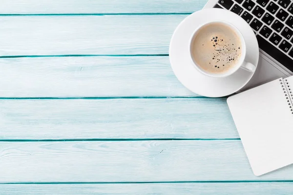 Table with laptop, coffee and notepad — Stock Photo, Image